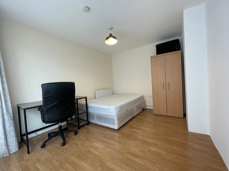 Photo 1: Huge room with balcony