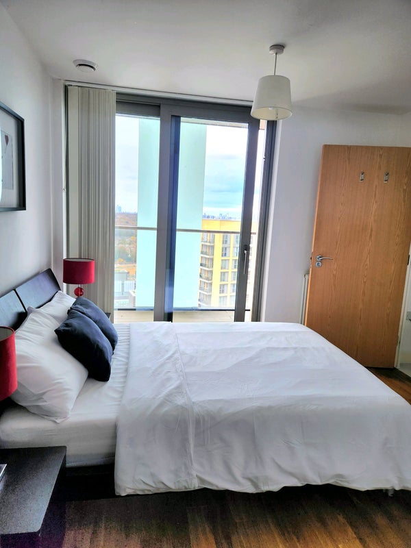 Photo 1: Light and bright double bedroom