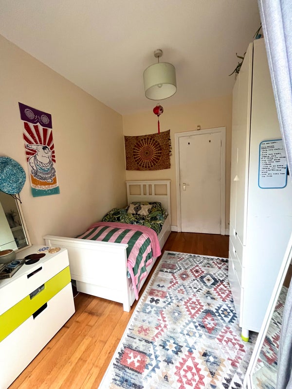 Photo 1: Bright furnished single room