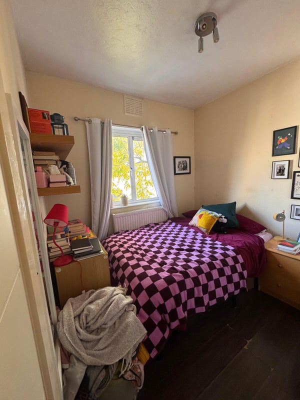 Photo 1: Double Bed in Cosy Single Room