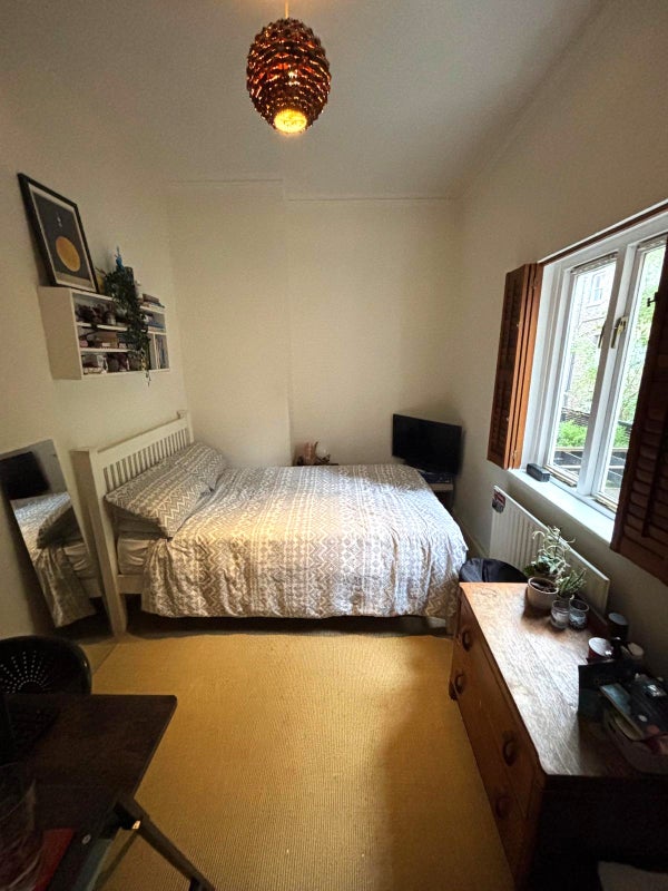 Photo 1: Large single furnished