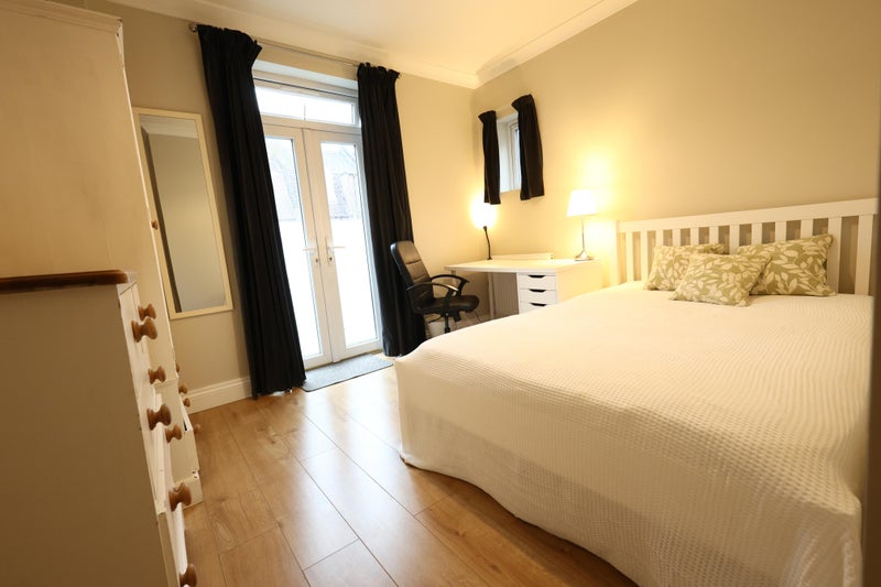 Photo 1: Balcony bedroom available 13th Dec