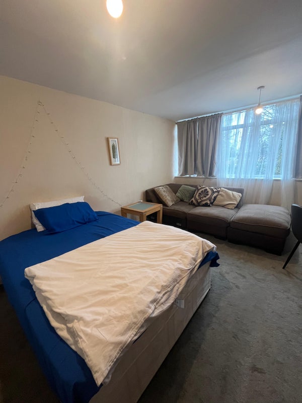 Photo 1: Its double bedroom, comes with the tv. Looking for a girl roomate to share the room with me