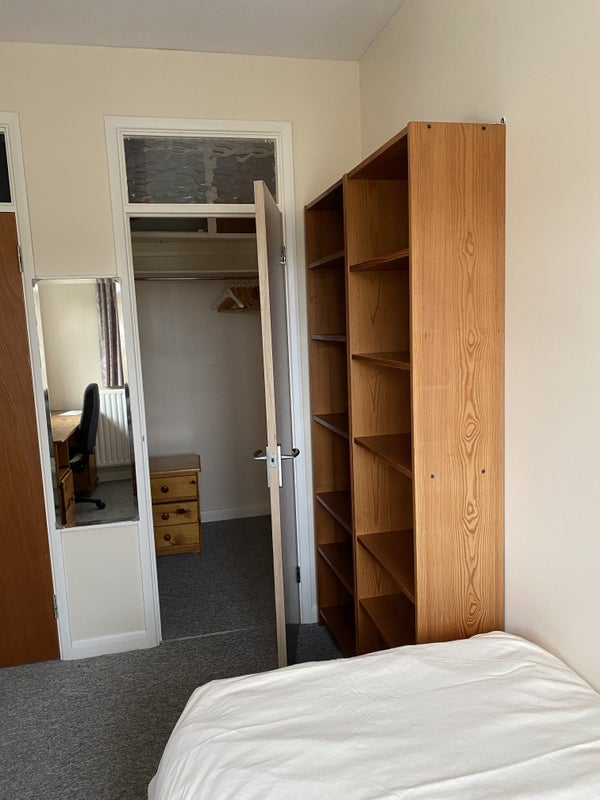 Photo 1: Room 1 bedroom