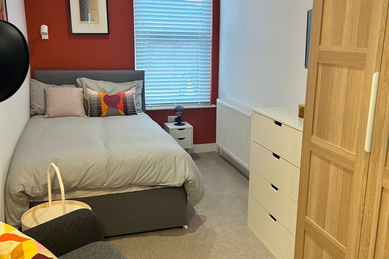 Photo 1: ROOM 2 WITH ENSUITE £710