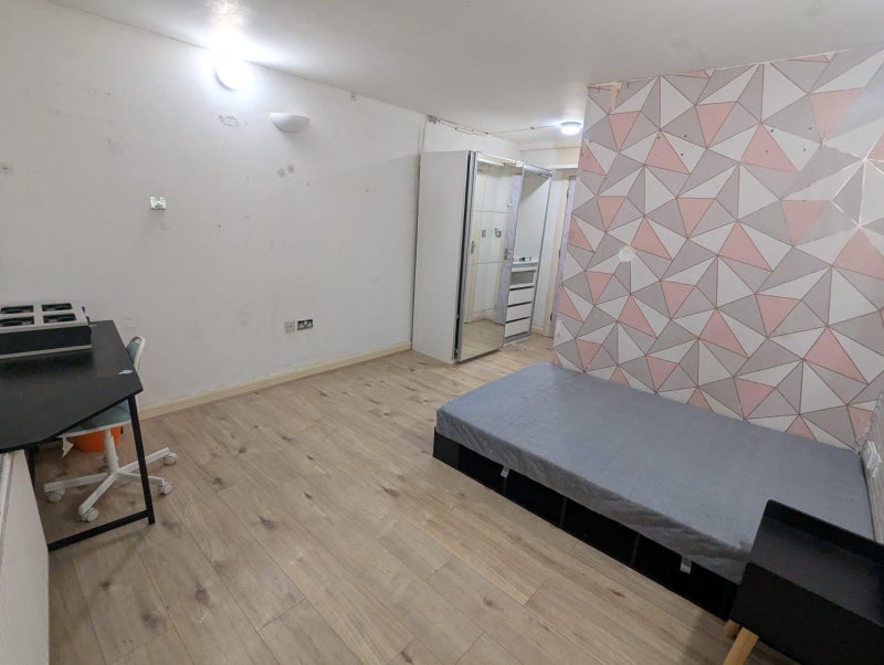 Photo 1: Bedroom 2 en-suite 