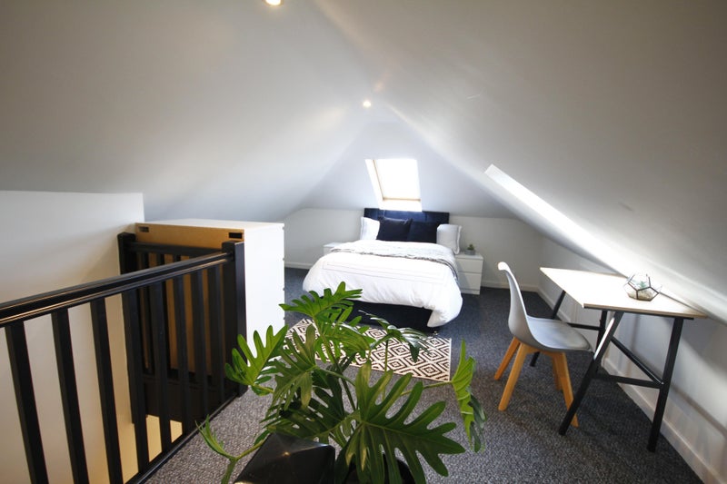 Photo 1: Rm 5- Large Loft Double - £815 bills incl