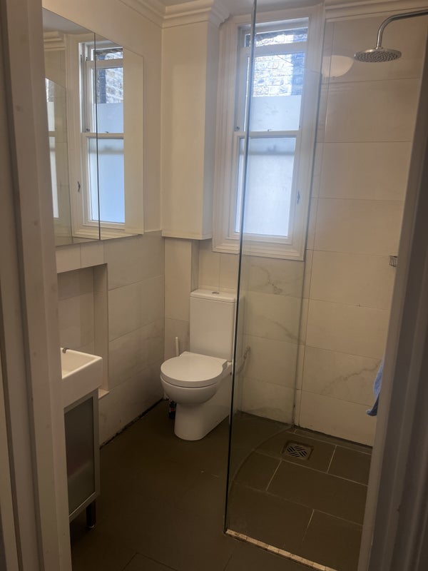 Photo 1: Shower room / 