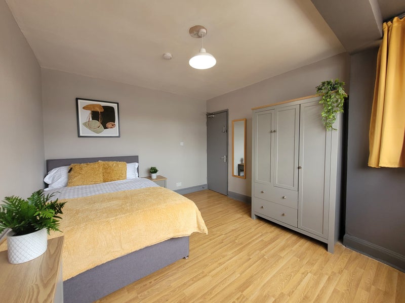 Photo 1: Room 4 - £1050 PCM - All Bills Included