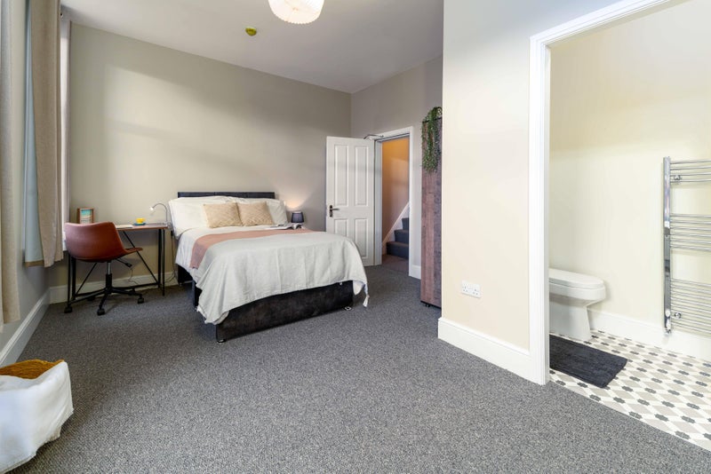 Photo 1: Room 3 Spacious En Suite