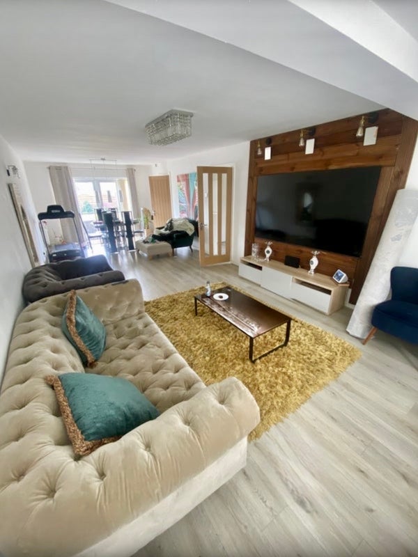 Photo 1: Lounge/Living Room