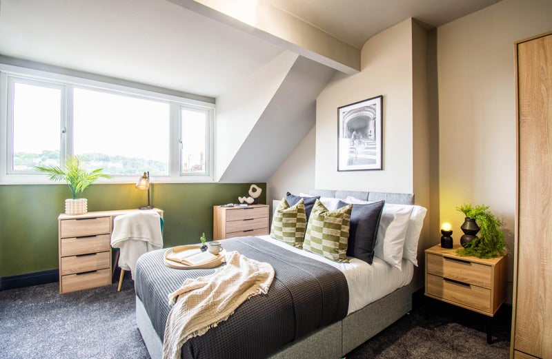 Photo 1: Room 4 with Ensuite