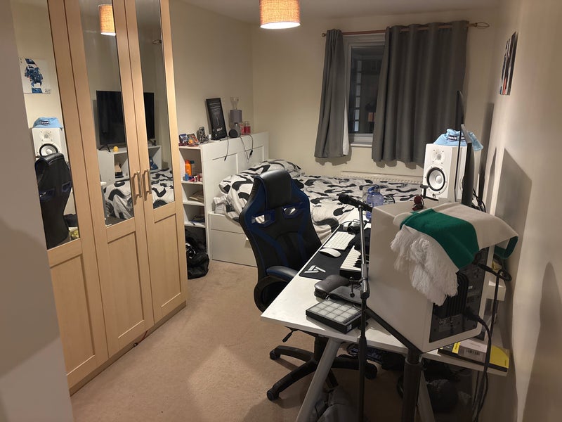 Photo 1: Room up for rent 