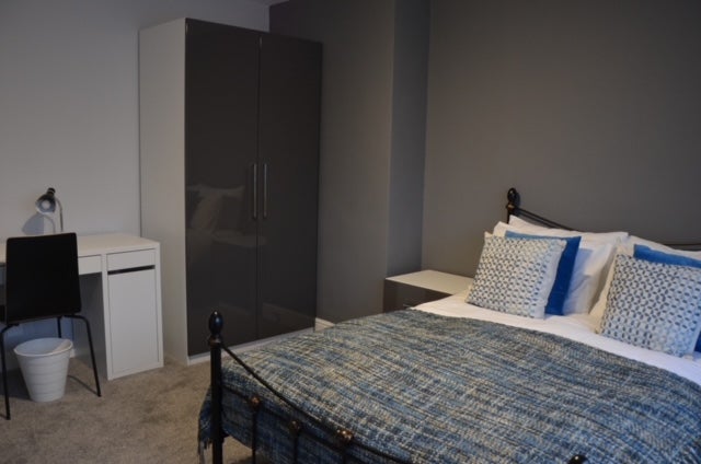 Photo 1: Spacious Double Room @ £725 per month