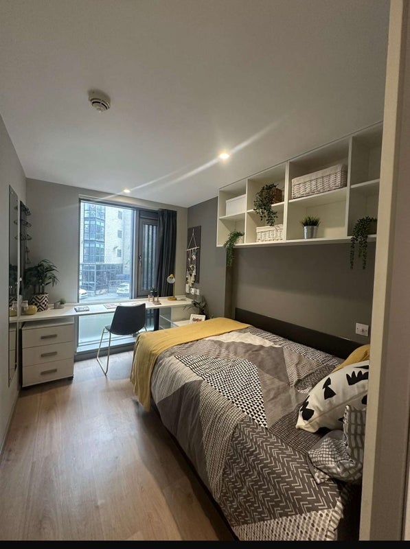 Photo 1: Bedroom with small double bed 