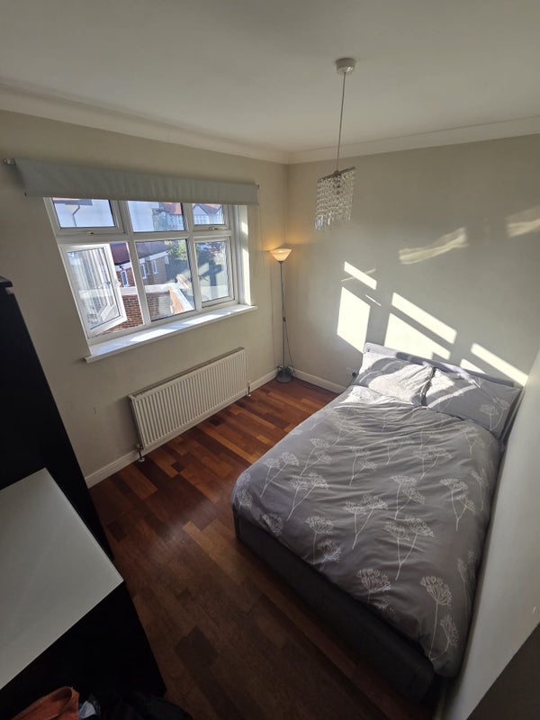 Photo 1: Decent double room with privacy on corner of the house