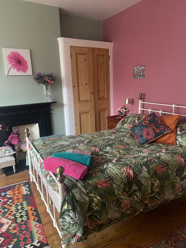 Photo 1: Feminine bedroom ideal for single female 