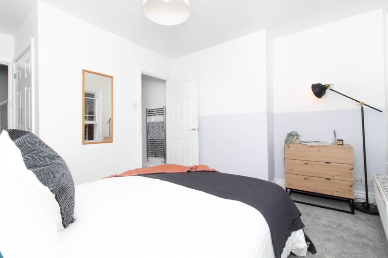 Photo 1: Large Double Bedroom with Ensuite - AVAILABLE