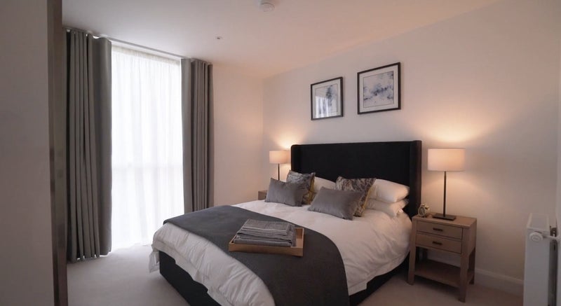 Photo 1: Bedroom to let out, massive modern closet on left