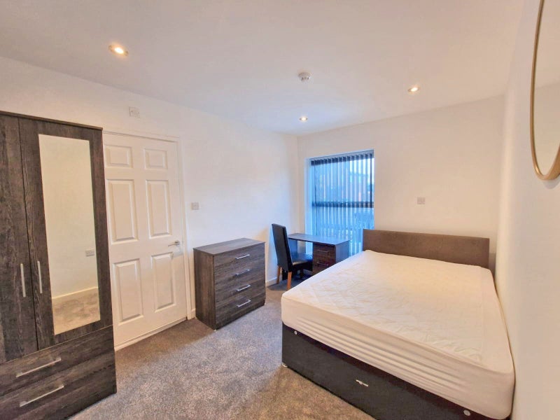 Photo 1: Room 1 En Suite