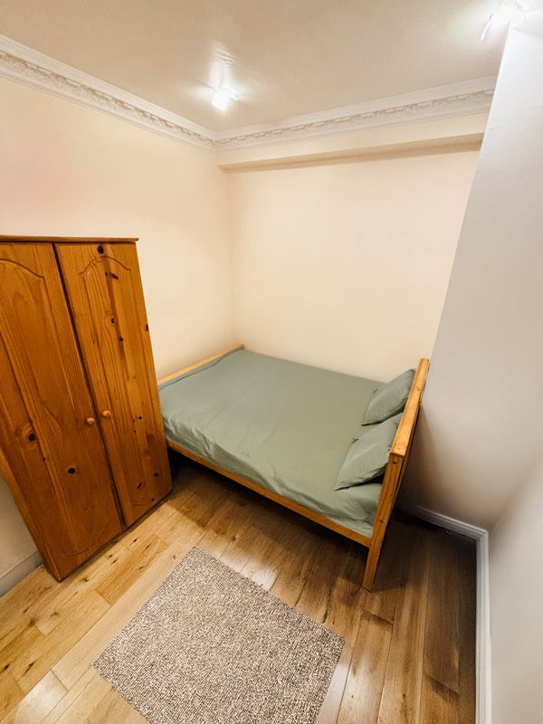 Photo 1: Ensuite Room (£1050) - All Bills Included