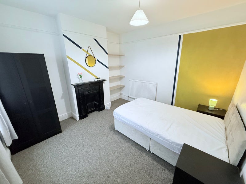 Photo 1: Room 3 - Double Bed Single Occupancy 