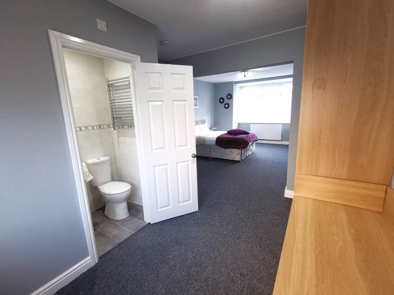 Photo 1: Room 1 - To Let