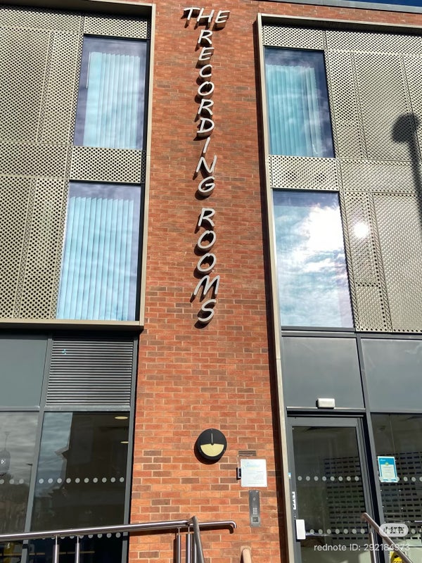 Photo 1: Current official price is £295/week, but this contract is only £285/week