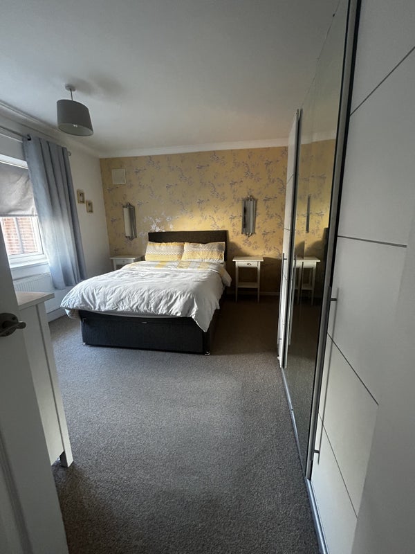 Photo 1: Double bedroom