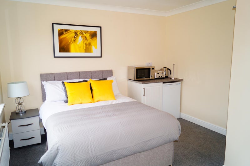 Photo 1: Spacious Double Kitchenette 