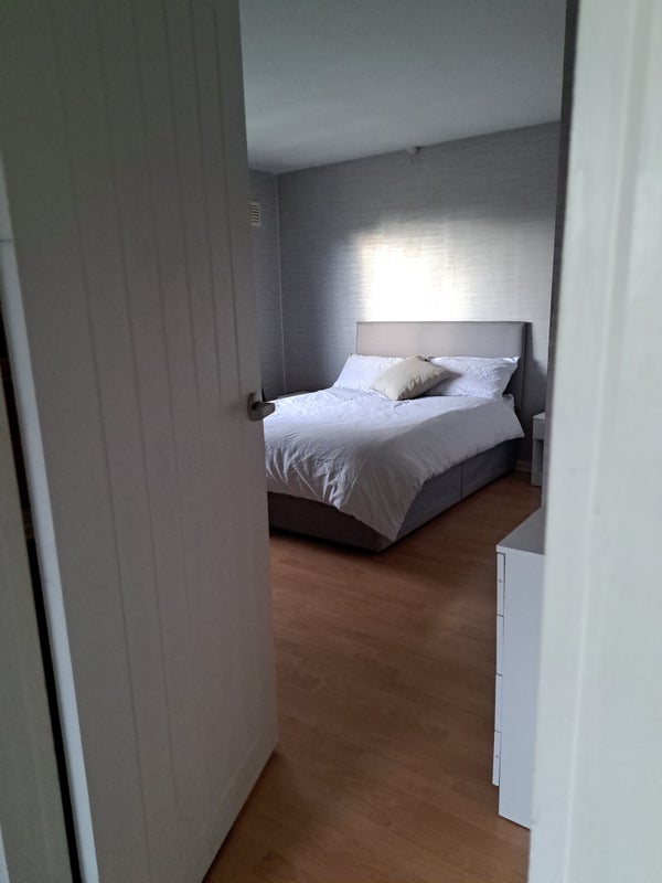 Photo 1: Bedroom