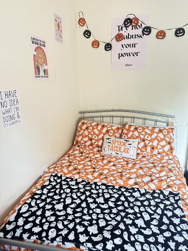 Photo 1: Double bedroom 