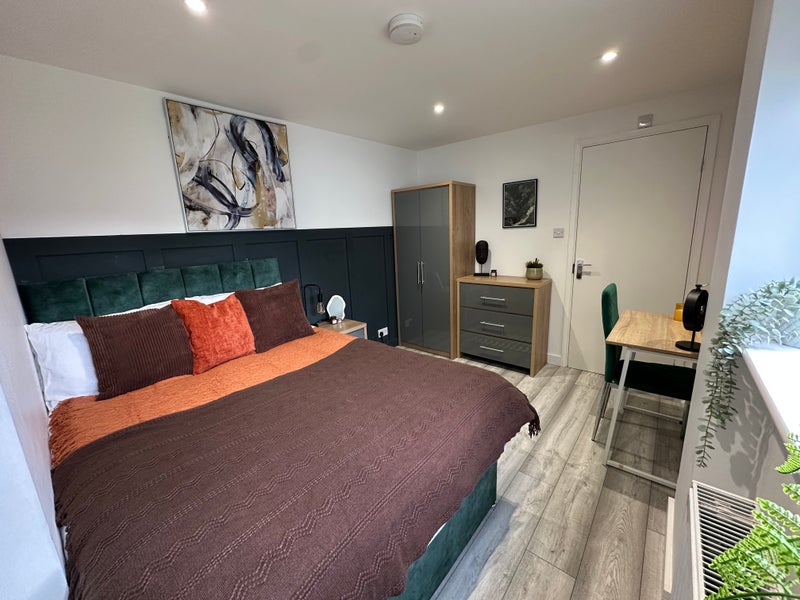 Photo 1: Large double bedroom with en-suite available now