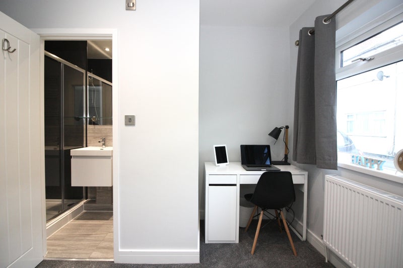 Photo 1: Large double bedroom with en-suite available now