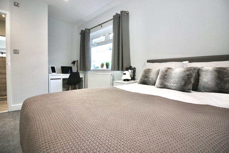 Photo 1: Large double bedroom with en-suite available now