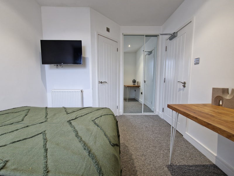 Photo 1: Good sized double bedroom with en-suite now available 