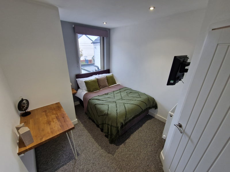 Photo 1: Good sized double bedroom with en-suite now available 
