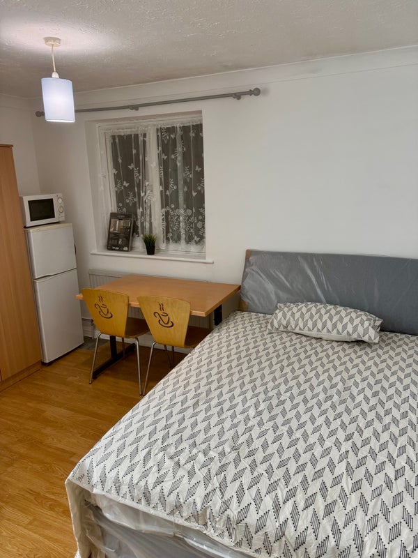 Photo 1: £1250 Double room