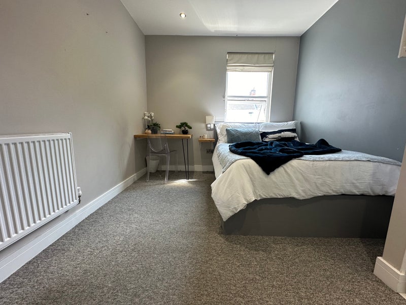 Photo 1: Large double bedroom with shared bathroom available now