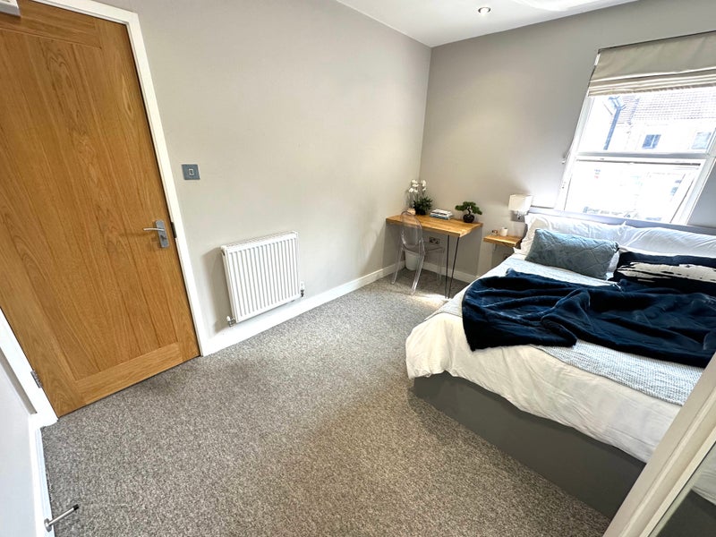 Photo 1: Large double bedroom with shared bathroom available now