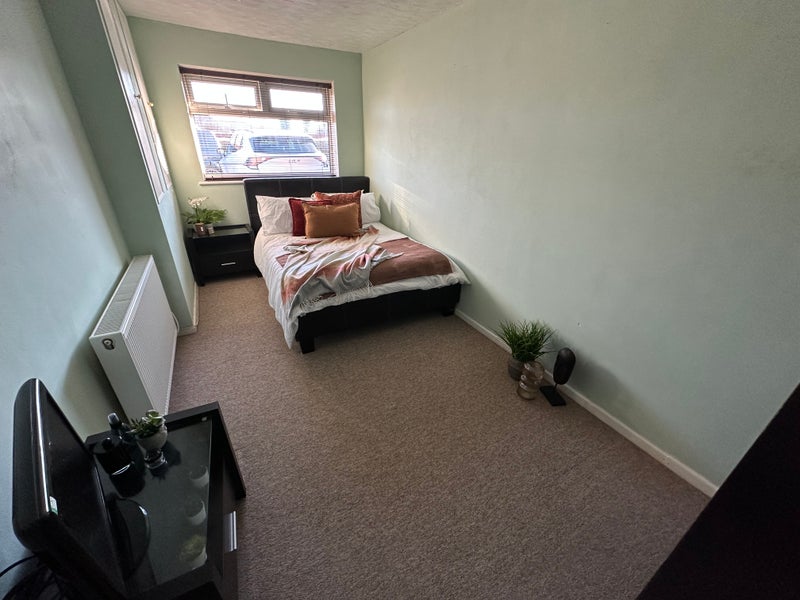 Photo 1: Large Double bedroom with shared bathroom available soon 