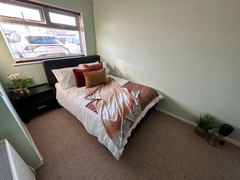 Photo 1: Large Double bedroom with shared bathroom available soon 