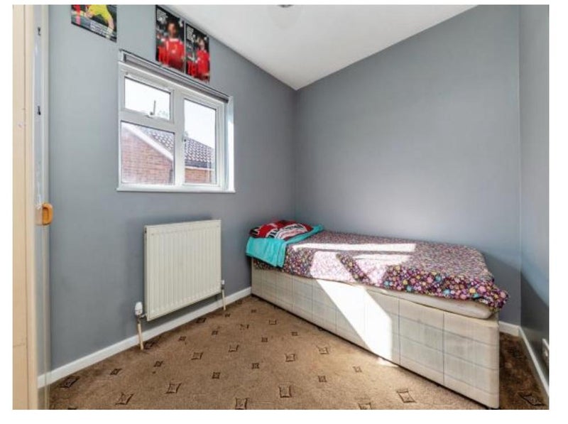 Photo 1: Single bedroom with wardrobes