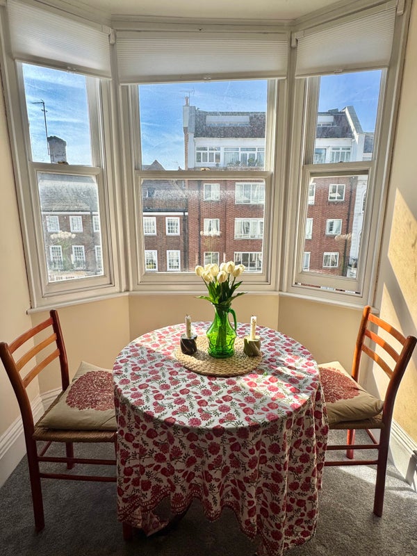 Photo 1: Living room 