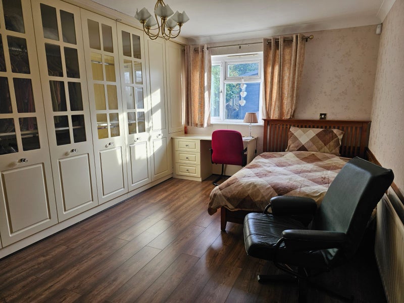 Photo 1: Spacious Bedroom