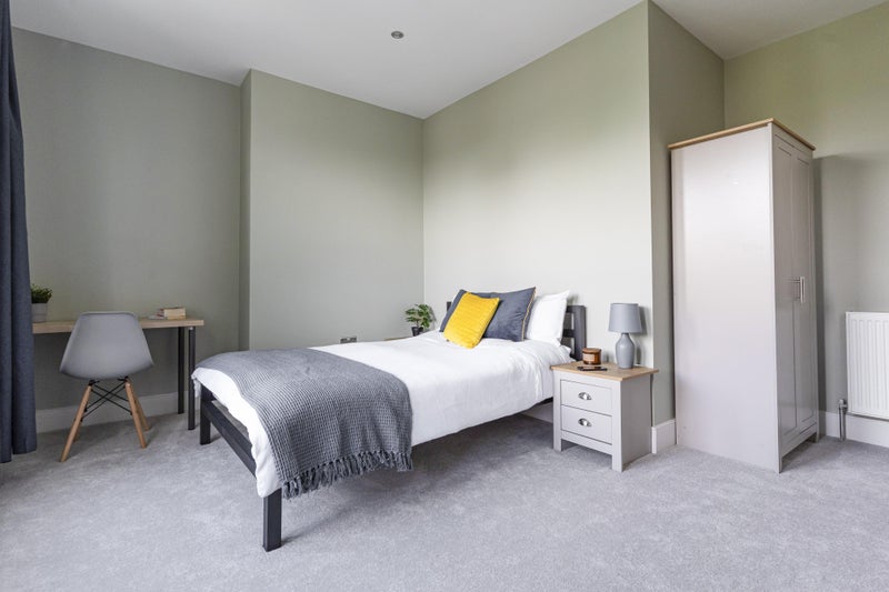 Photo 1: Room 6 with en-suite (available)