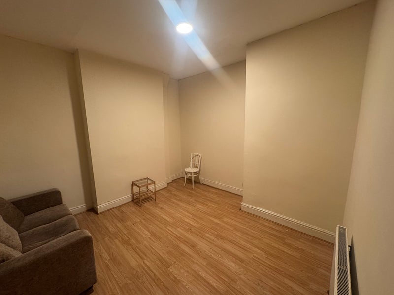 Photo 1: Room 1 - Double Unfurnished-£500 bills included 