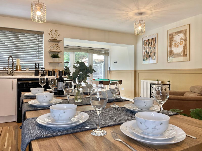 Photo 1: Kitchen Diner