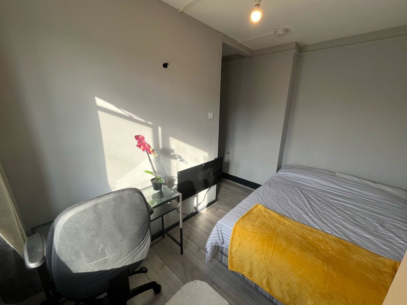 Photo 1: Room 2- £700 Available 16/12/2025