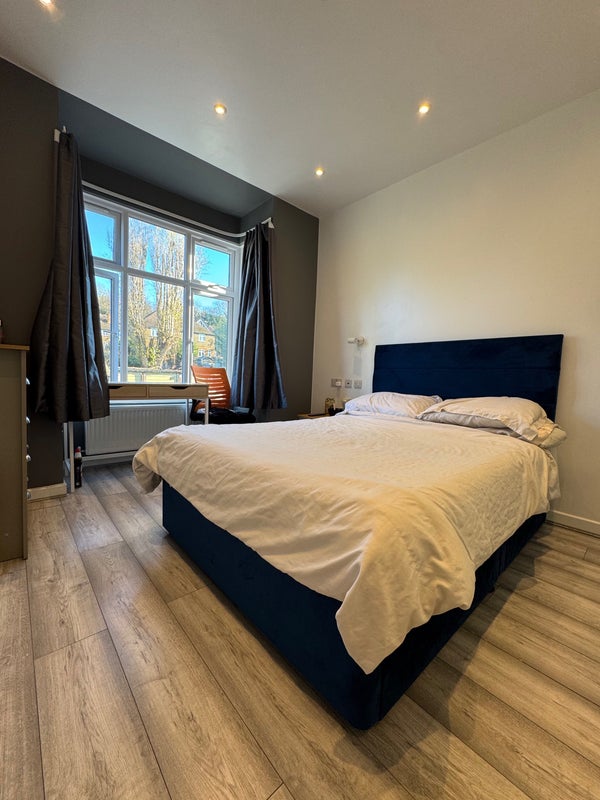 Photo 1: Bright Room with a big window